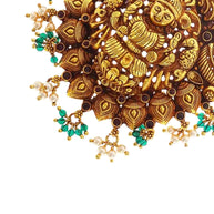 Majestic Lakshmi Pendant: Heritage Elegance