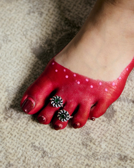 Emerald Elegance Toe Ring in 92.5 Silver