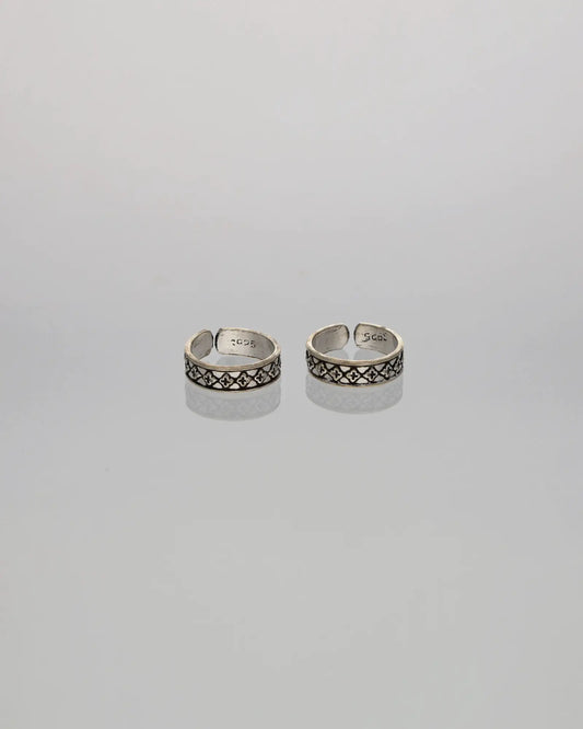 Petal Charm Toe Ring in 92.5 Silver