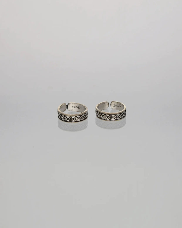 Petal Charm Toe Ring in 92.5 Silver