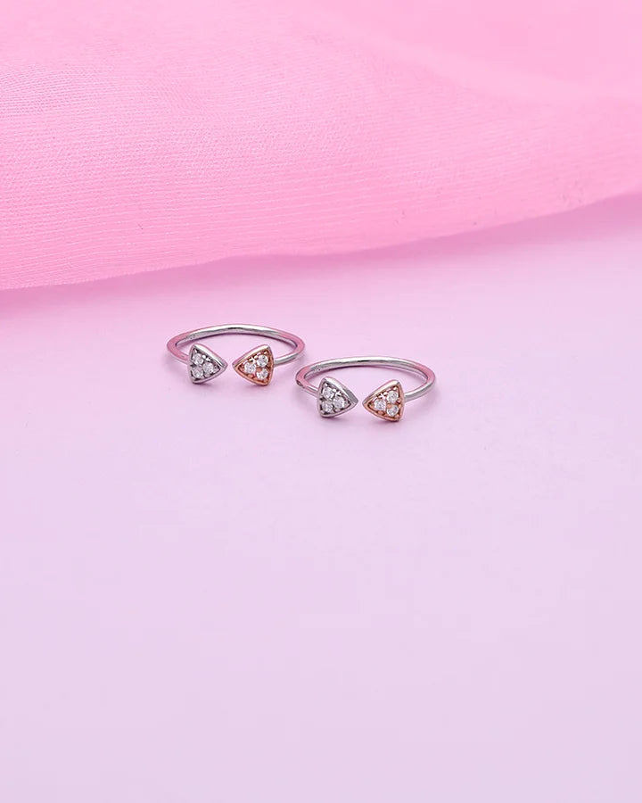 Triona Shimmer Arc Toe Ring in 92.5 Silver