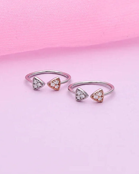 Triona Shimmer Arc Toe Ring in 92.5 Silver