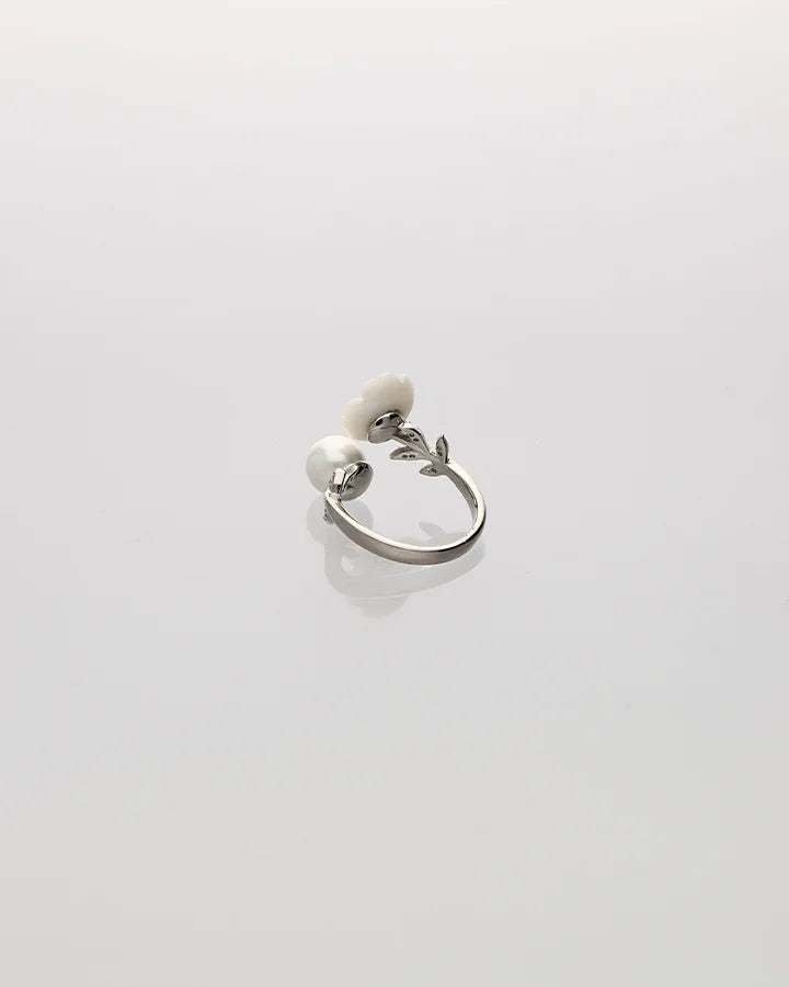 Verdelle Pearl Leaf Ring in 92.5 Silver